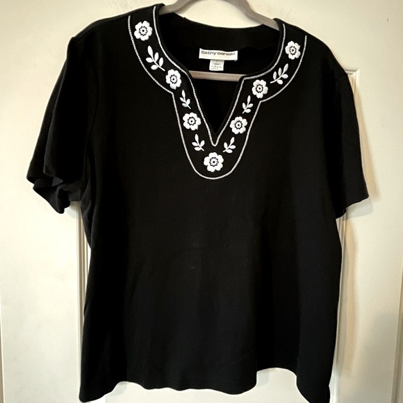 Cathy Daniels Tops - Cathy Daniel Black Cotton Embroidered Top Split Hem Size 1X